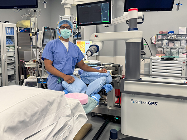 Dr. Gumidyala with ExcelsiusGPS spine robot